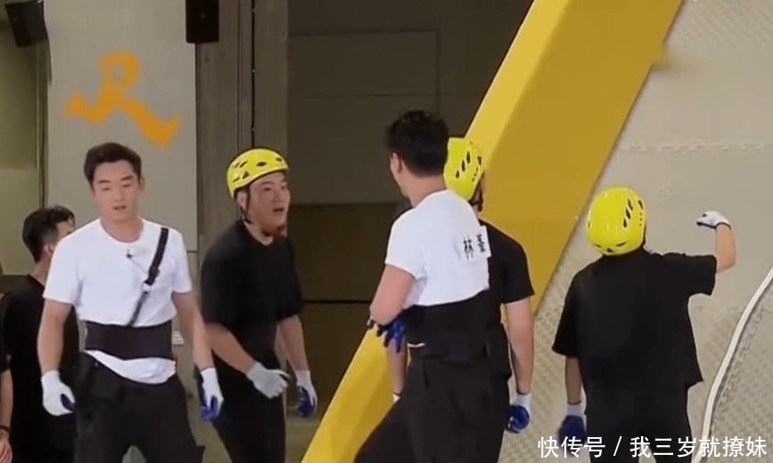 大战 《奔跑吧》节目组搞两种待遇,人梯大战素人都戴头盔,跑男却没有
