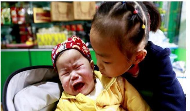 母亲|生2胎后,老大和谁睡,母亲的坚持被全家质疑,三年后被称赞精明