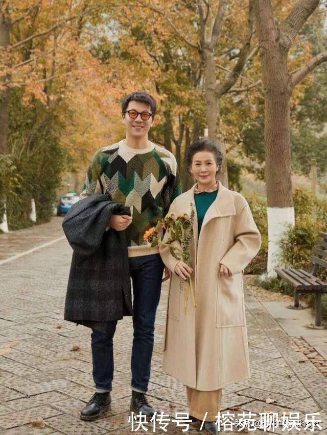 60岁“大妈”时髦火了！穿衣简单又舒服，优雅自信气质不输年龄