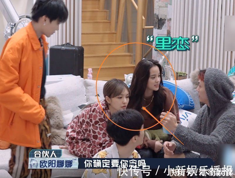 32歲周揚(yáng)青與20歲娜比同框，細(xì)品兩人狀態(tài)，確定相差12歲？