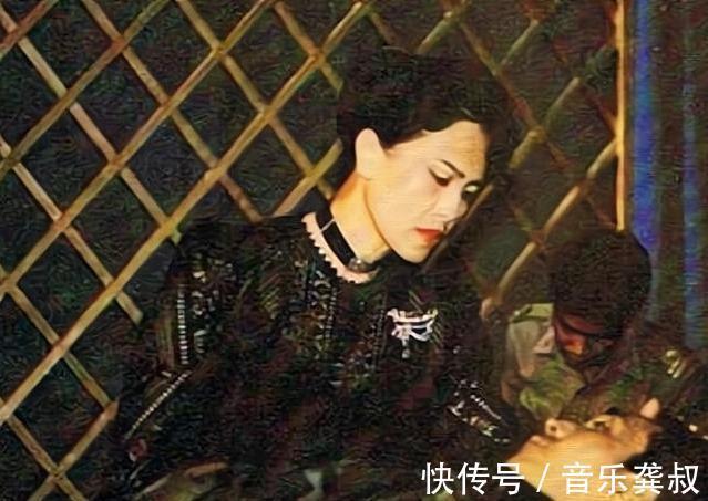 丈夫#诗丽吉“刮宫”治疗后,对普密蓬献花跪下认错,小小举动大有深意