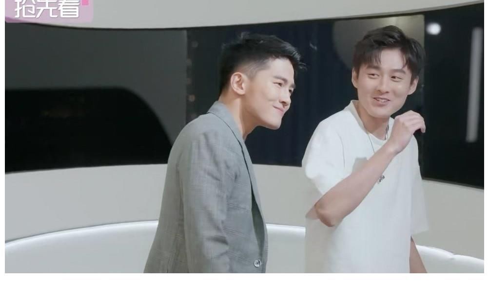 心动的信号|《心动的信号》男4女4身份曝光，见面后女2两眼放光，男1心如鹿撞