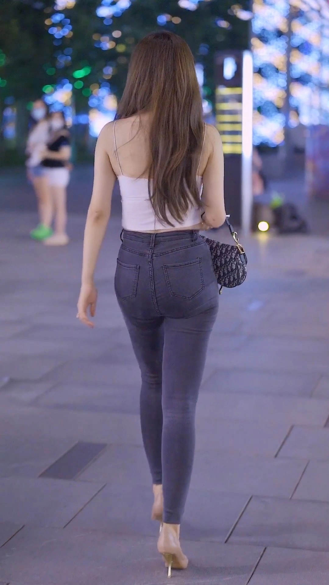 基础|街拍丰腴小姐姐的基础穿搭,简约吊带配米色高跟鞋,气质太迷人