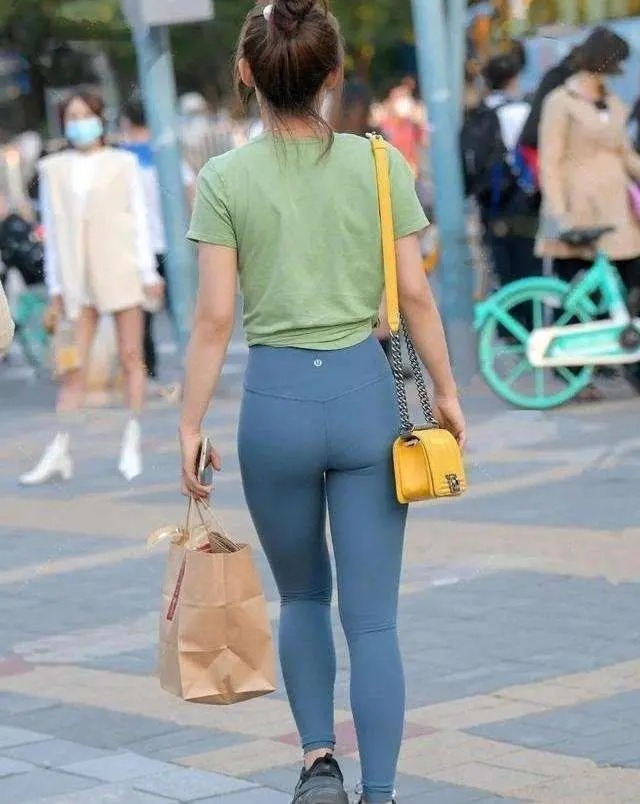 半身裤 灰色打底裤搭配时尚短款吊带，突出身材比例，展现大长腿