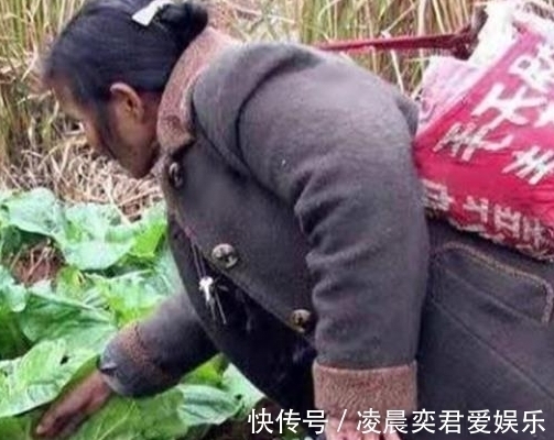 练字#8旬老妇坚持练字20年,自创一套字体,专家看后怒斥毫无艺术性