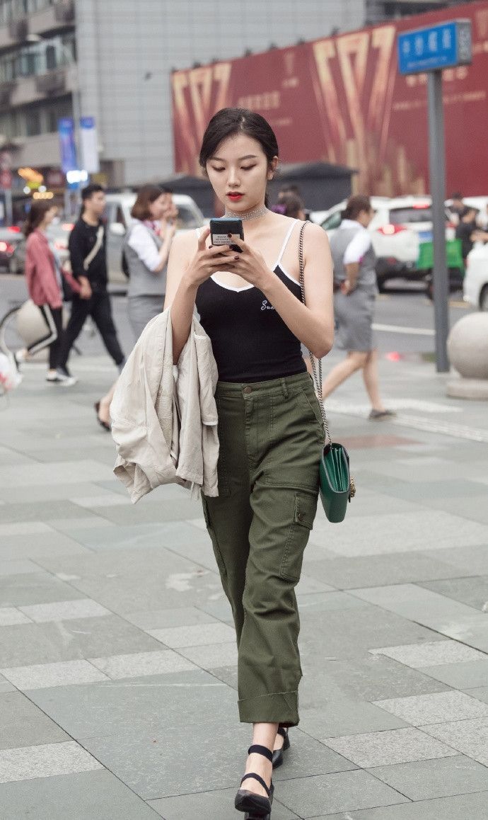 简单|街拍小姐姐一件简单的T恤搭配牛仔短裤,少女感十足