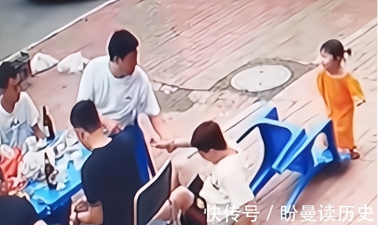 天津|天津一女孩抽走老爸凳子,爸爸栽倒瘫坐地上发懵:小棉袄漏风了!