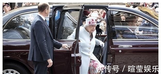 大红唇 伊丽莎白又开始打扮了!蓝色印花裙涂着大红唇营业,这是95岁吗?