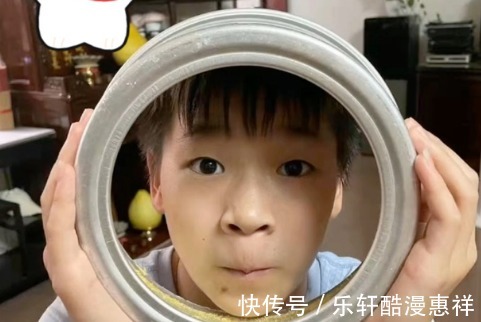 章鱼帽|全红婵平安回国!低头玩手机略显呆愣,但头顶章鱼帽却又异常可爱