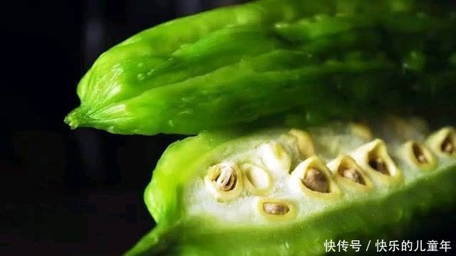 苦瓜籽好处多，保护肾脏降血糖，医生提醒：食用苦瓜注意3点