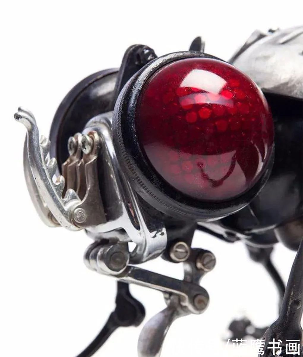  创作|艺术家变废为宝，将各种垃圾收集起来，创作出了完美的艺术品