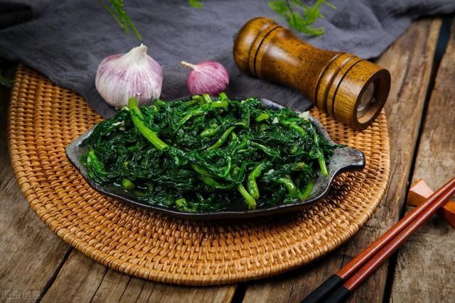 辣椒|夏天，遇到“皇帝菜”别手软，加辣椒简单一炒，清脆又新鲜