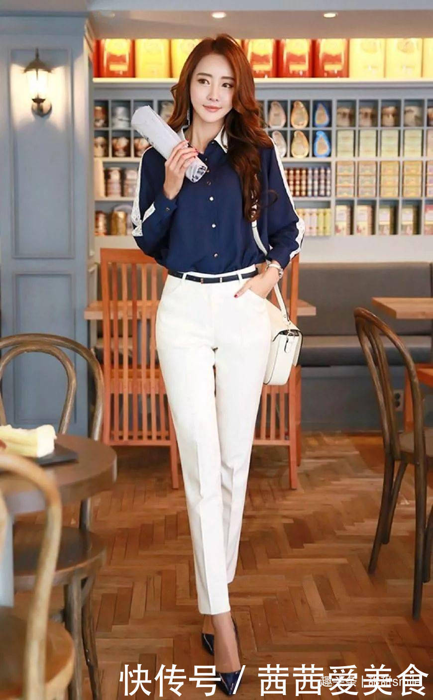 美女脚上搭配上一双黑灰色的高跟鞋，有着一种女神般的气息