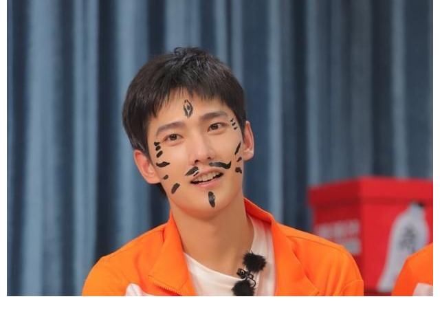 耀慶哥|陳立農(nóng)王耀慶玩打手板游戲，嗨到極點時，農(nóng)個笑成地主家的“傻兒子”