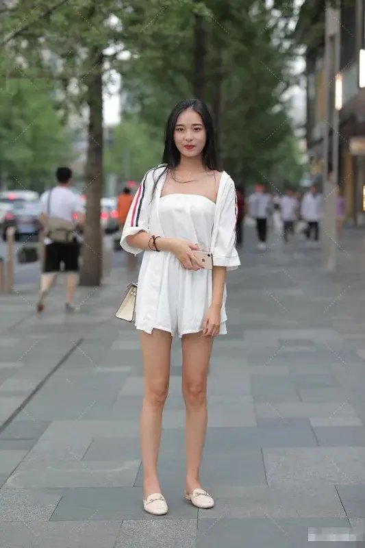 牛仔裤|街拍：卡其色风衣搭配蓝色牛仔裤，打造十足的休闲范