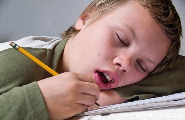 脑袋里有没有血栓,就看你睡觉有没有这个毛病若没有,恭喜你