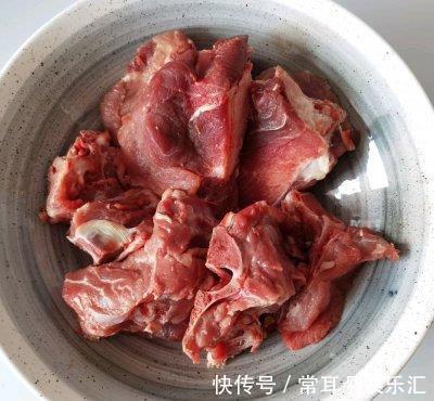 面条|饭店的鲜汤排骨面为什么那么好吃,主要是多了一步