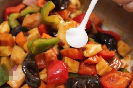 不用去饭店,三汁焖锅在家就能做,一大锅不到30元就让家人吃到撑