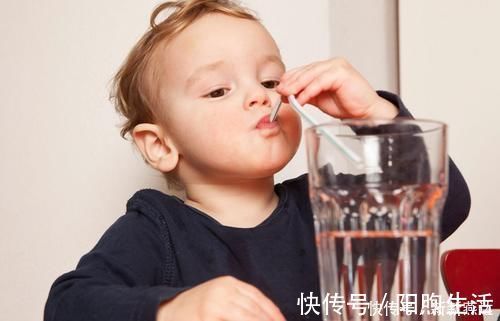 小脚丫|趁着妈妈不在,宝宝偷偷搬起小脚丫啃了起来,宝妈看后哭笑不得