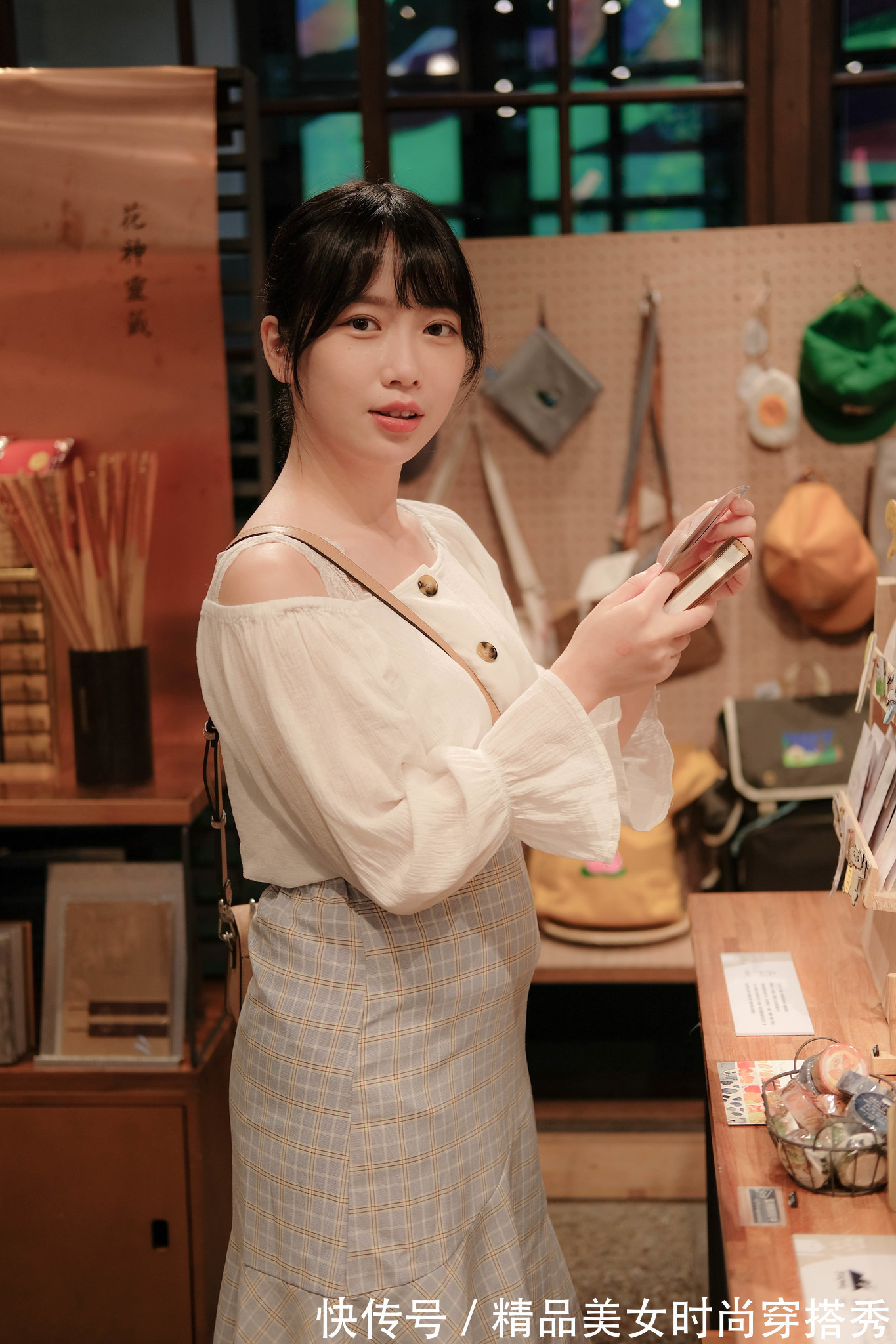 一字 粉白格子上衣,温柔甜美,一字肩的款式,性感迷人