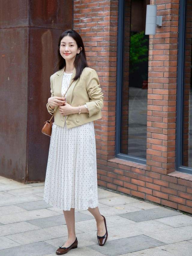 西服|想变成“商圈精英”的女神,试一试西服搭配波点连衣裙,高贵大气