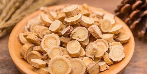  枸杞和黄芪|枸杞和它是“天生一对”，泡水可劲喝，祛湿排毒，肝肾会感谢你