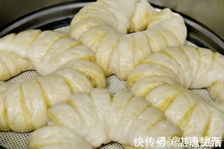 馒头|蒸馒头时,别再用清水和面了,试试此做法,馒头暄软劲道,营养高