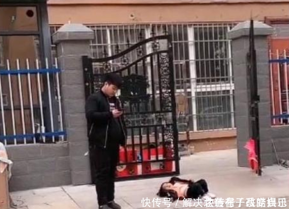 小区|女儿小区撒泼躺地，宝爸淡定看手机，对峙2小时，网友：都是狠人