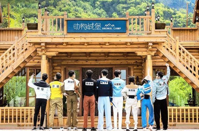 b《奔跑吧》：他们变成了“兵马俑”，抛开偶像包袱到底有多嚣张？