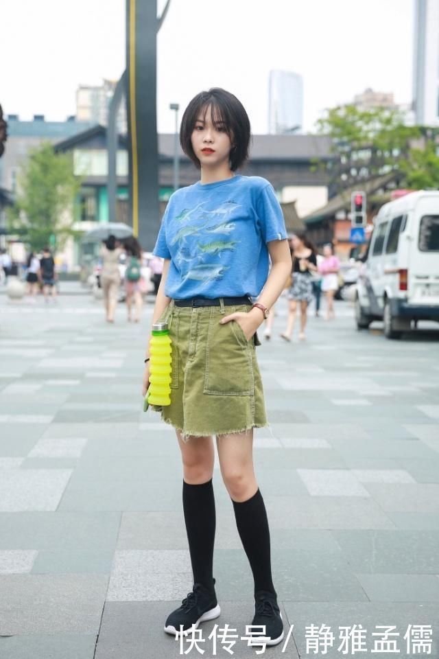 靓丽多姿的裙子搭配气质减龄，很好的展现女子婀娜的身形