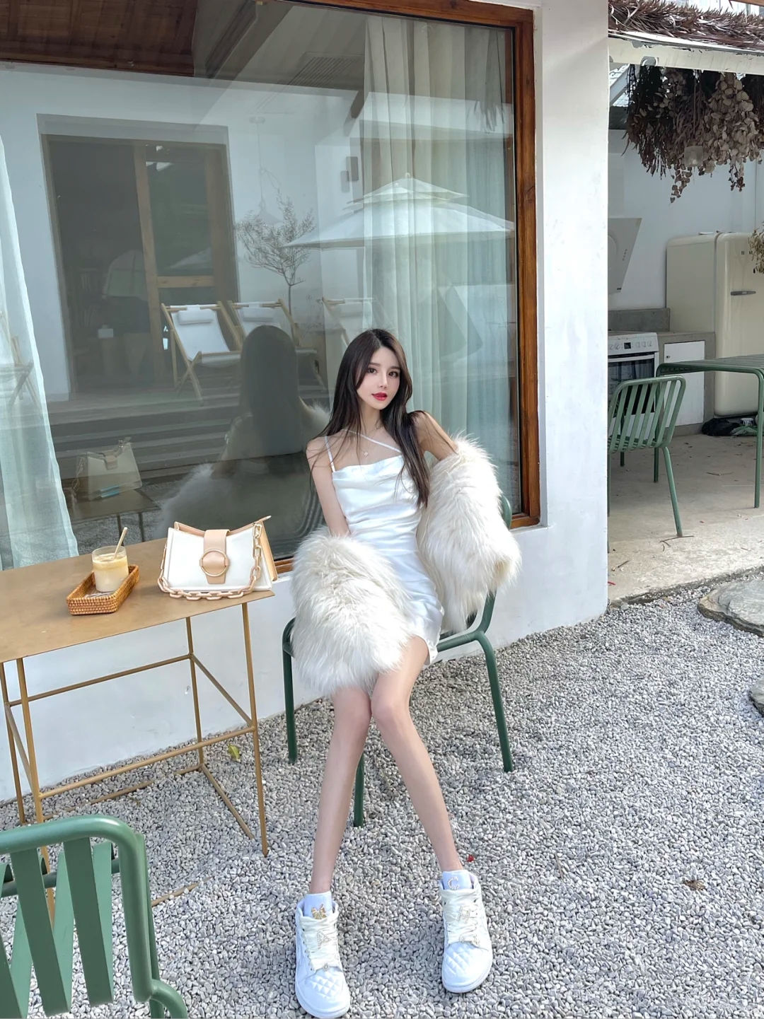 身材苗条的小姐姐,时尚穿搭吊带搭配皮草,减龄更显高级感