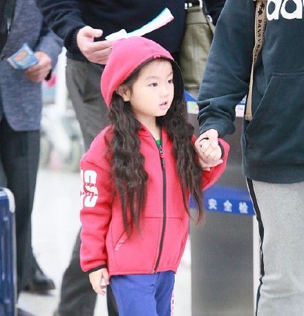 雅涵|阿拉蕾新发型和贝小七撞了,一身运动装拿着手机哈欠连天