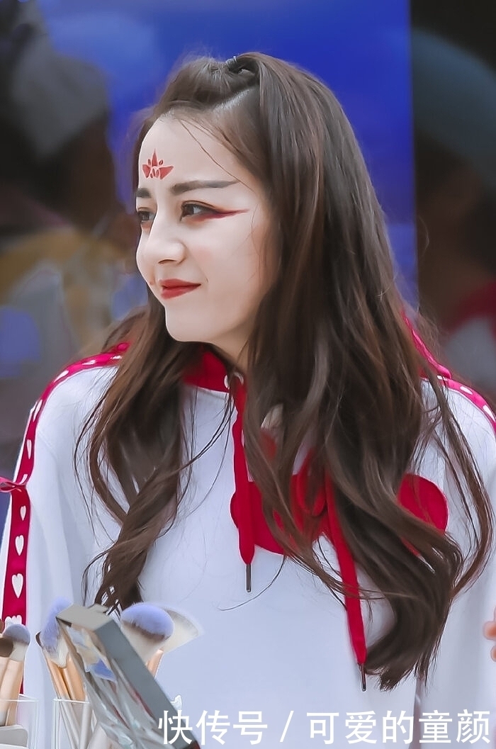 再次翻到迪丽热巴在《跑男》中的桃花妆,花钿妆直接笑喷了!救命