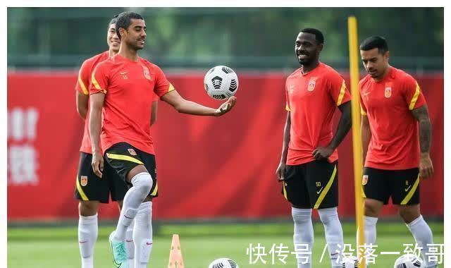 李霄鹏|铁打的大宝+稀哲,李霄鹏犯李铁式错误?国足两“秘密武器”首秀