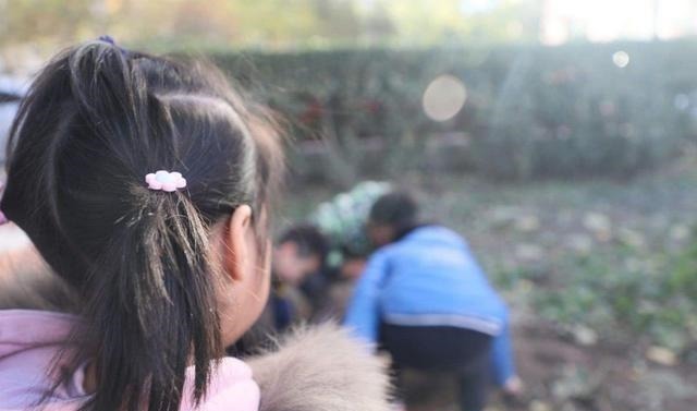 宝妈|7岁男孩穿破衣被嘲笑,老师约见家长,却发现爸爸一身名牌