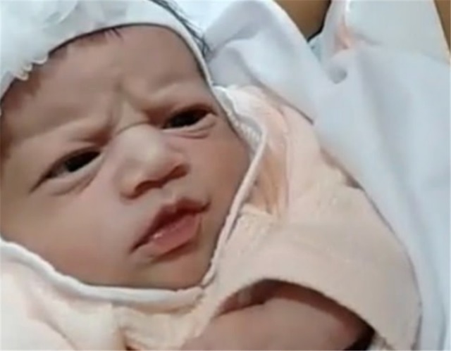 伊丽莎白|“臭脸”女宝宝走红,刚出生就怒瞪亲爹:啥条件啊就敢生我