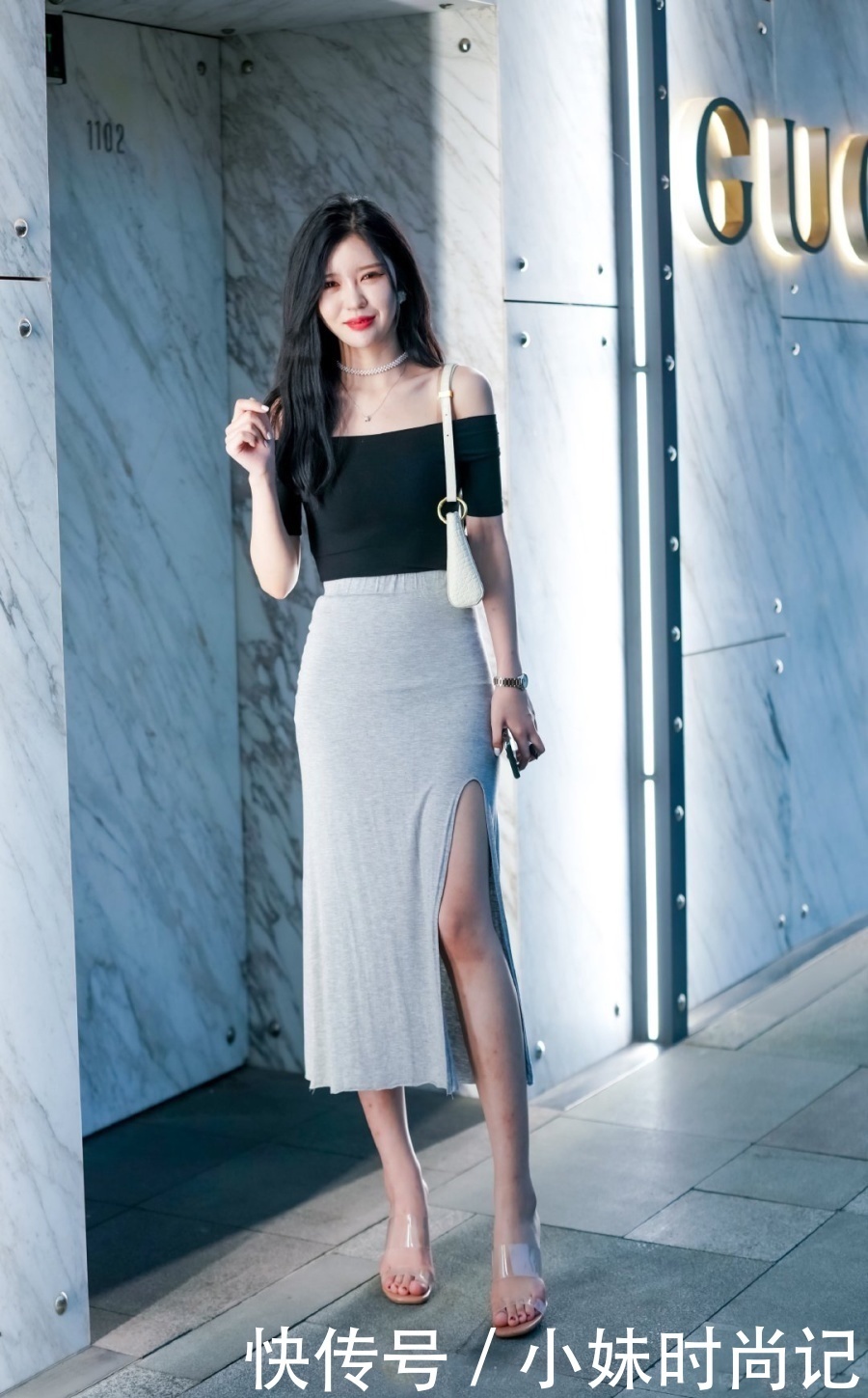 街拍|街拍：一字肩衬衫搭配包臀裙，轻松突显出完美的身材