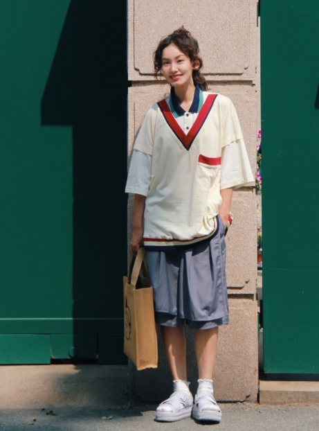 紧身衣|今年流行穿“大一号”，遮肉显瘦又显气质，微胖女生也能轻松驾驭