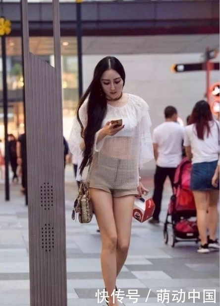 衣服|街拍:透视上衣搭配短裤,小姐姐把可爱的衣服穿出了御女的感觉