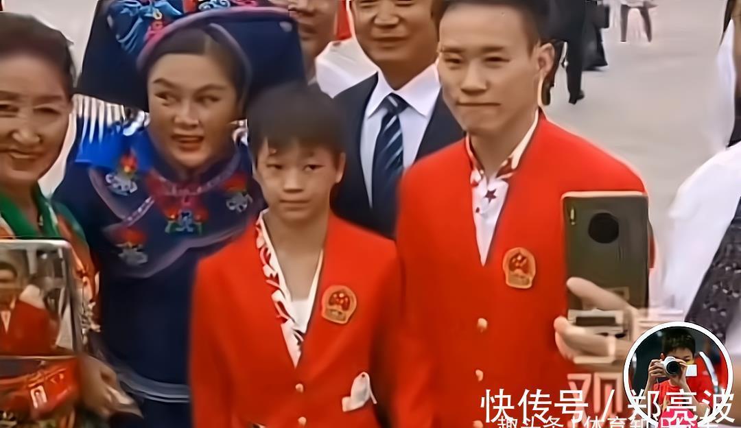 获得者|大叔大妈把全红婵围起来!红姐的表情挺无辜,师兄在一旁笑得尴尬