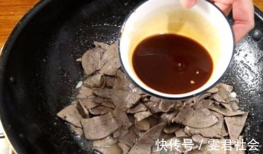 猪肝|炒猪肝,直接下锅炒就错了!再加2步,猪肝嫩滑好吃、干净无腥味