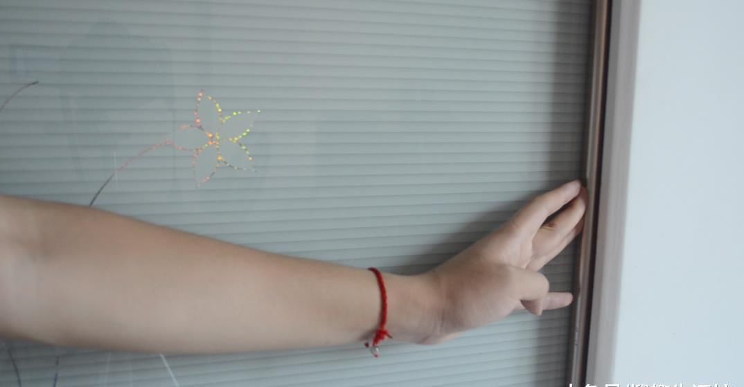 烦恼|食品袋里的干燥剂别扔了, 它的这3个妙用, 解决了很多家庭的烦恼