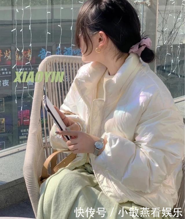 羽绒服+骑士靴,羽绒服+碎花裙,冬天这么穿又美又飒