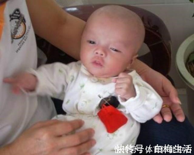 家长|婴儿握着小拳头好不好产科医生到这个月，家长就得帮忙打开了！