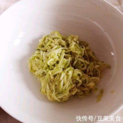 干扰素|#夏日开胃餐#煎西葫芦鸡蛋卷子