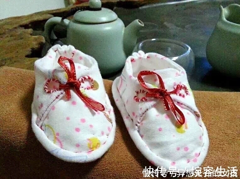 用女儿的旧衣服给她做的小鞋子，适合在家里穿