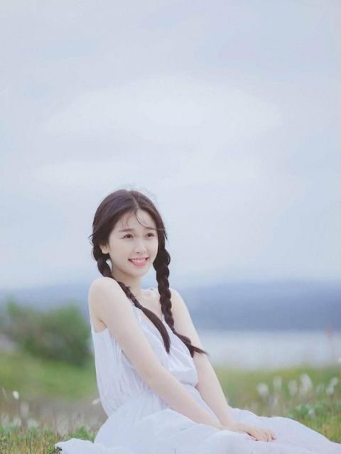 天生带妆脸的女生,脸上都有这4个特征,素颜就像化了妆一样