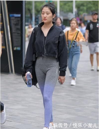 风衣 黑色长袖风衣搭配高腰瑜伽裤,修身时尚大方得体,运动感满满