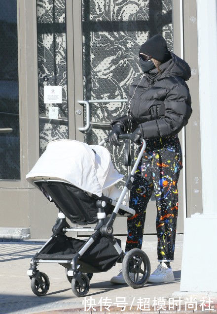 超模Gigi秀迷惑街拍！上身穿臃肿羽绒服秀腰，被嘲身体像拼接