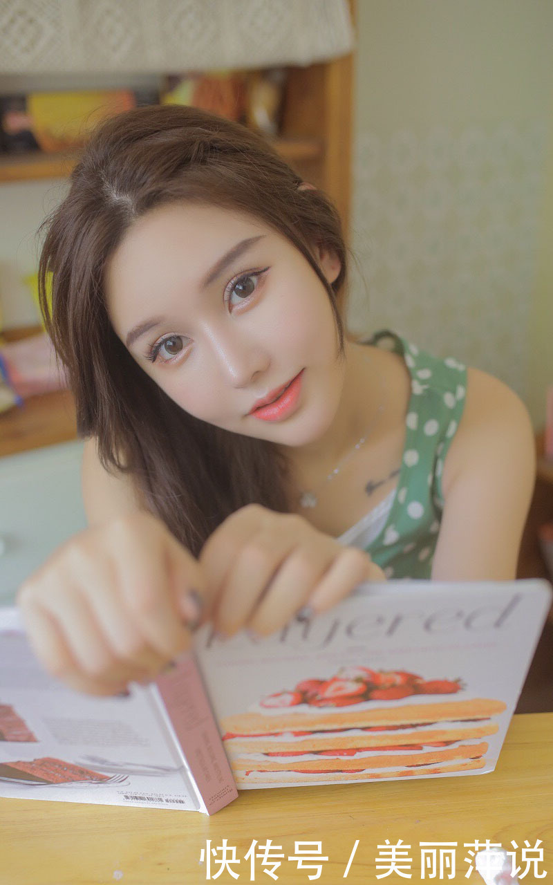 美女街拍性感美女波点衬衣白嫩大胆美女写真